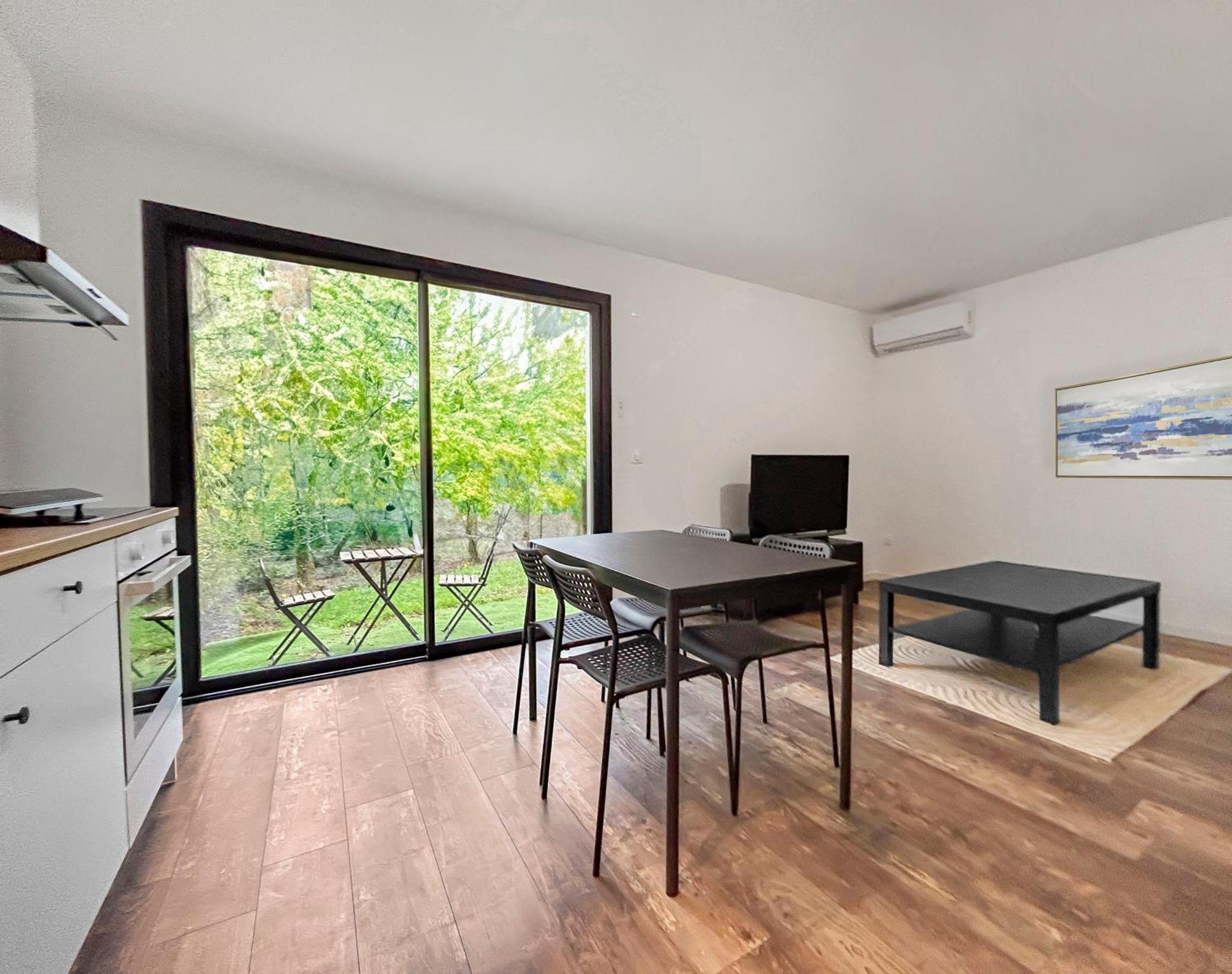 Holiday home Maisonnette Lumineuse Avec Jardin Bordeaux Arena Bouliac