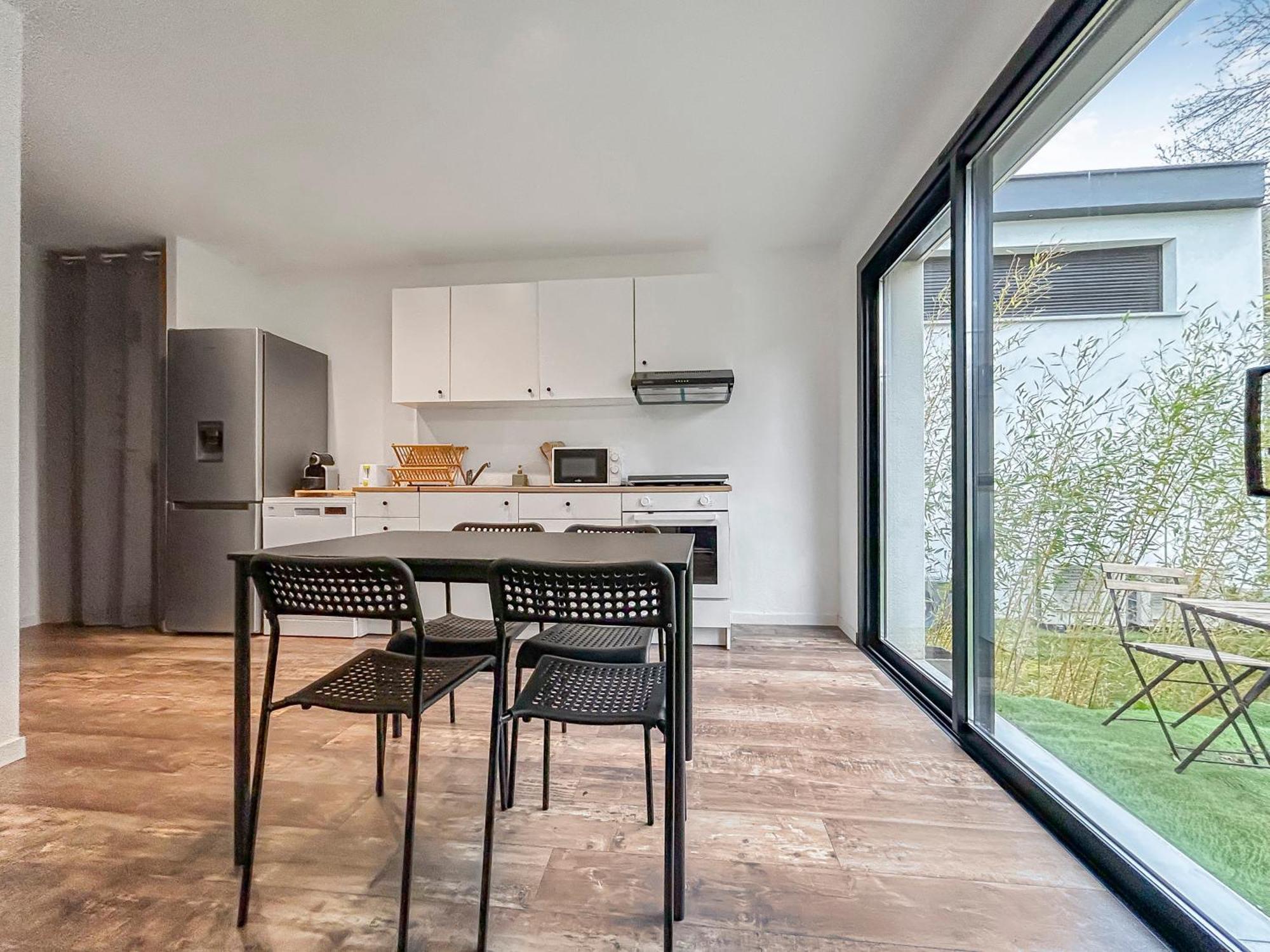 Holiday home Maisonnette Lumineuse Avec Jardin Bordeaux Arena Bouliac
